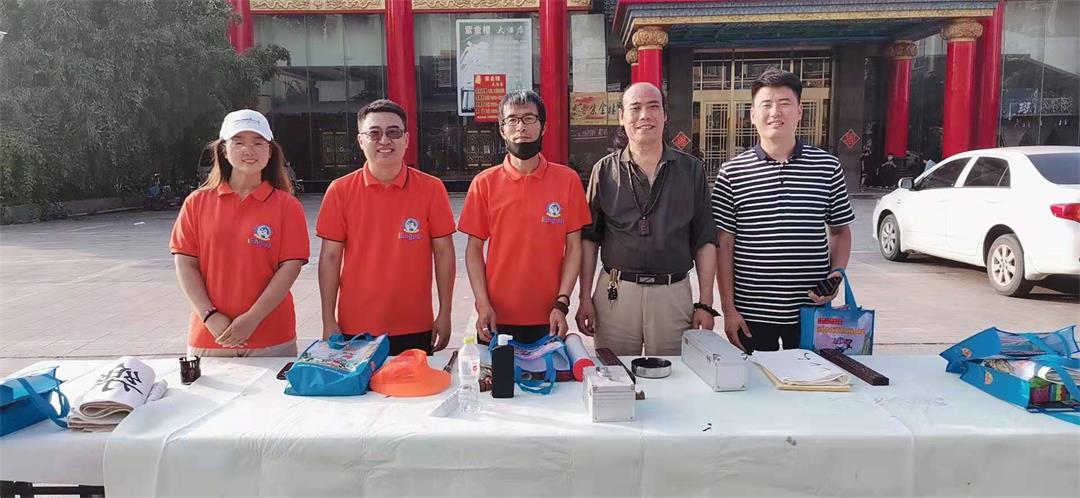 中华法书文化协会理事会顾问、山东临沭分会会长李荣明老师和著名书法家陈冠才老师现场书写招生。