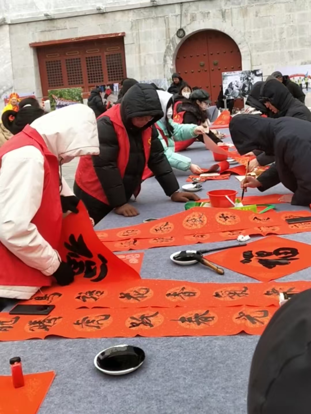 辞旧迎新翰墨香 莒县书画名家送福进万家